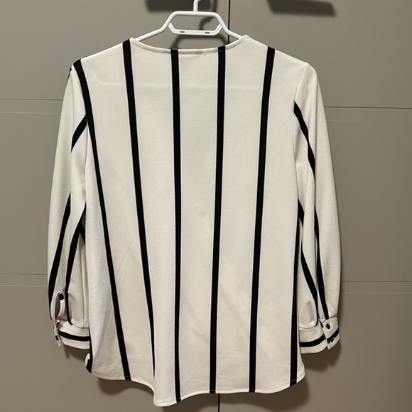 Banana Republic 3/4 length sleeve crepe wrap top - Picture 4 of 5